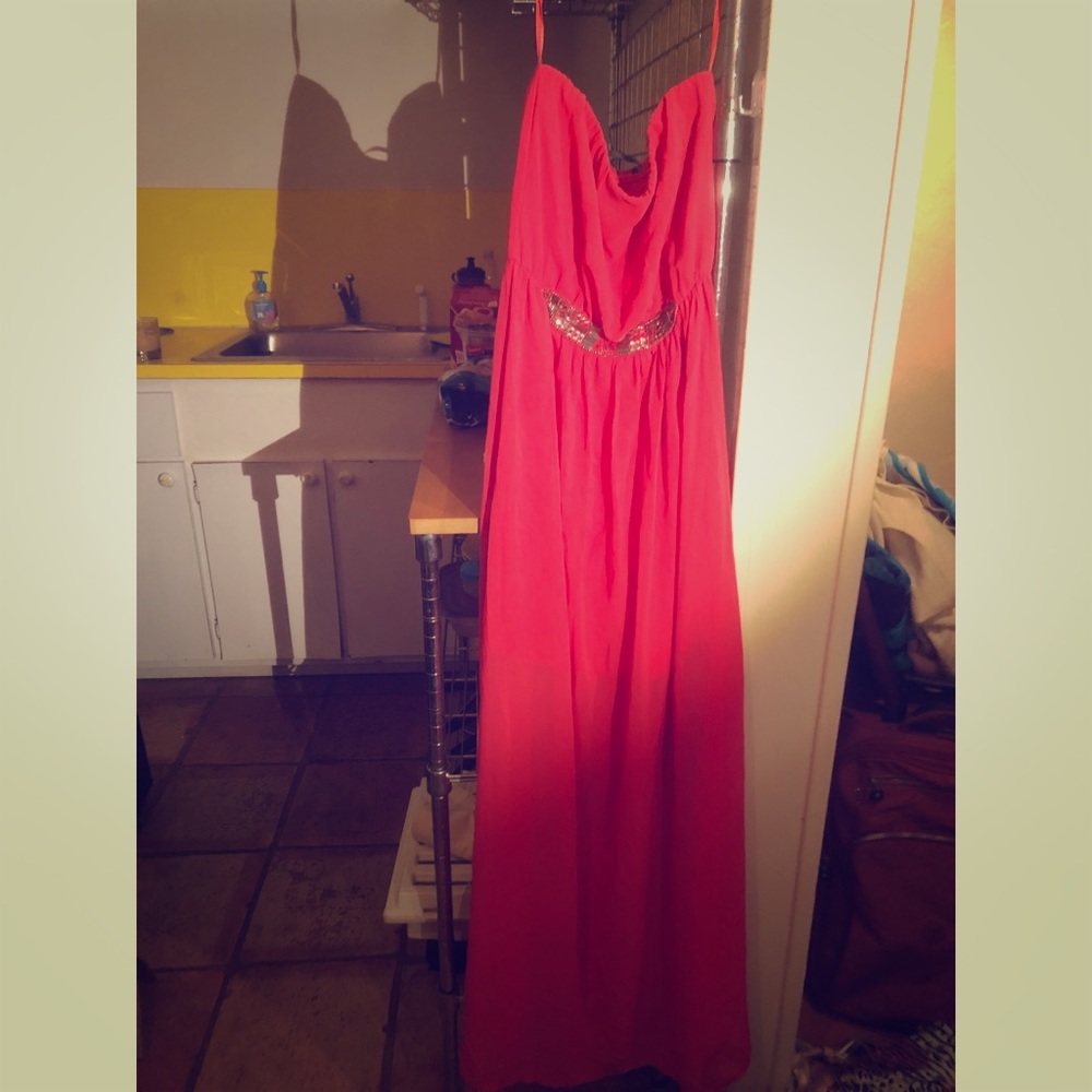 Long sleeveless pink dress